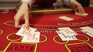 Tampilan meja dealer langsung kakekqq dengan permainan blackjack dan roulette